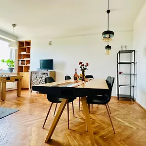 apartament-z-widokiem-na-palac-i-kosciol.warsawhotelspoland.com/